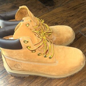 Timberlands Men’s size 6 will fit a women’s 8